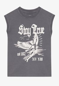 Maglietta senza maniche grigia in cotone, con una grafica bianca che mostra un angelo e il testo "Stay True", insieme a "est 1912" e "XII XIII."