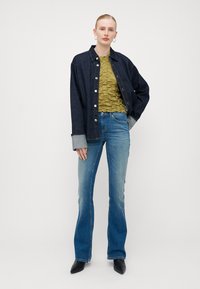 ONLY Tall ONLBLUSH MID - Zvonové džínsy - medium blue denim
