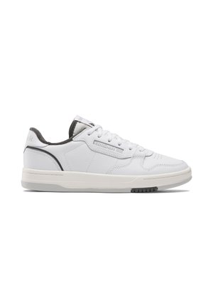 Weiße Leder-Sneaker in Low-Top-Form mit grauen Akzenten, runder Spitze, Schnürdesign und Gummisohle. Mit Logo auf der Seite und gepolstertem Kragen.