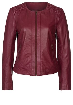 Dopasowana damska bordowa skórzana kurtka z przednim zamkiem błyskawicznym, kieszeniami zapinanymi na zamek po bokach oraz pikowanym zdobieniem na ramionach.