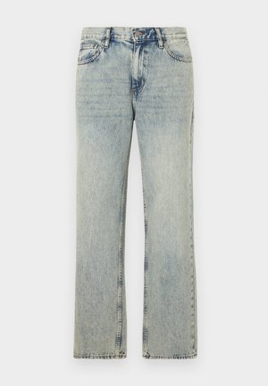 Jean en denim bleu clair avec une coupe droite, finition délavée, style à cinq poches et couture visible le long des coutures.