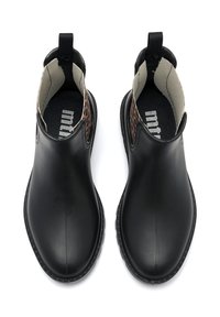 Botas de tobillo de goma negras con un exterior liso, acento de estampado de leopardo en contraste, suela texturizada y una lengüeta para ponérselas fácilmente.
