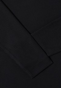 Tessuto nero a coste con un motivo testurizzato; due sezioni sovrapposte evidenziano la flessibilità e la profondità del materiale.