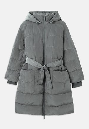 Grijze, oversized pufferjas met een capuchon, rits aan de voorkant, ceintuur bij de taille, twee voorzakken en een gestructureerde, gewatteerde stof.