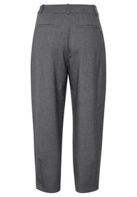 Pantalons ajustés gris en tissu texturé, longueur courte, avec deux poches arrière, une taille lisse et des fentes sur les côtés.