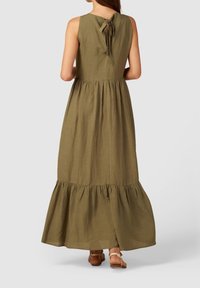 Oliwkowa sukienka do kolan, bez rękawów, z marszczoną talią, falbaną u dołu i zawiązywaniem z tyłu. Prosta, teksturowana tkanina.