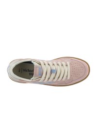 Sneaker in suede rosa con lacci crema e accenti azzurri chiari. Presenta una punta perforata e una suola in gomma marrone. Etichetta del marchio visibile.