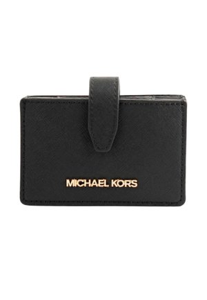Čierny Michael Kors držiak na karty z textúrovanej kože, so zapínacím pásikom a zlatým logom na prednej strane.