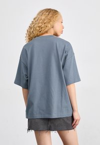 New Balance LINEAR HERITAGE TEE - Trükipildiga T-särk - graphite
