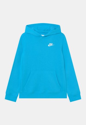 Jasnoniebieska bluza Nike z kapturem, z kieszenią z przodu, długimi rękawami i białym logo Nike na lewej piersi na jednolitym tle.