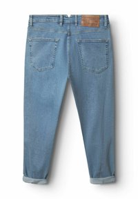 Jeans de mezclilla azul claro con corte recto, que cuentan con puños doblados, dos bolsillos traseros y una etiqueta de cuero marrón en la cinturilla.