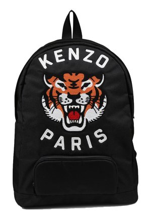 Sac à dos en tissu noir avec un design de tigre brodé en orange et blanc, avec le texte "KENZO PARIS" en blanc. Comprend une poche avant.
