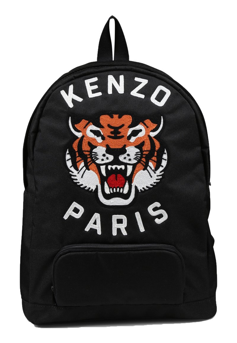 Sac à dos en tissu noir avec un design de tigre brodé en orange et blanc, avec le texte "KENZO PARIS" en blanc. Comprend une poche avant.