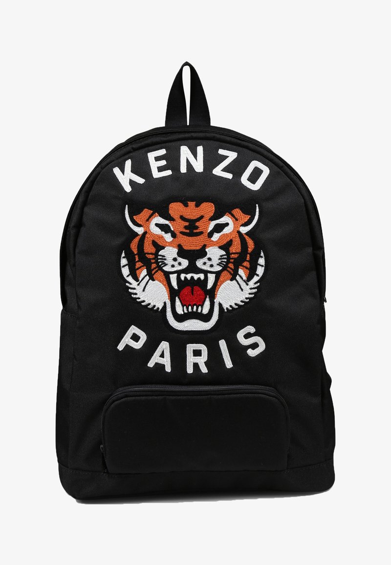 Sac à dos en tissu noir avec un design de tigre brodé en orange et blanc, avec le texte "KENZO PARIS" en blanc. Comprend une poche avant.
