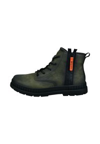 Bottines en cuir vert avec semelle en caoutchouc noire, dotées de lacets à l'avant et d'une fermeture éclair sur le côté avec une étiquette orange. Surface texturée et design robuste.