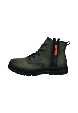 Grüne Leder-Stiefeletten mit schwarzer Gummisohle, vorn mit Schnürung und seitlichem Reißverschluss, versehen mit einem orangenen Etikett. Strukturierte Oberfläche und robustes Design.