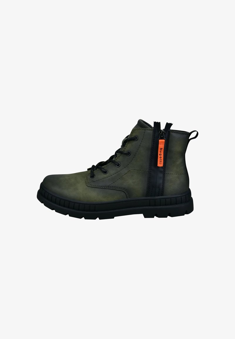 Bottines en cuir vert avec semelle en caoutchouc noire, dotées de lacets à l'avant et d'une fermeture éclair sur le côté avec une étiquette orange. Surface texturée et design robuste.
