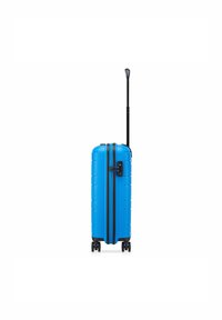 Hartschalenkoffer in leuchtendem Blau mit strukturiertem Oberflächen, einem schwarzen Reißverschluss, einem ausziehbaren Griff und vier Rädern für einfache Manövrierbarkeit.