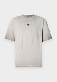 Grå bomulls t-skjorte med rund hals, korte ermer og en liten svart logo på brystet. Glatt tekstur, avslappet passform og minimalistisk design.