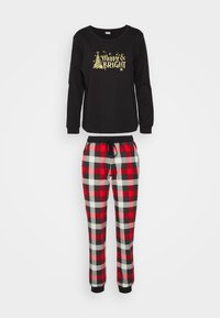 Haut noir à manches longues avec le texte doré "Joyeux et Éclairé" et un design d'arbre de Noël. Pantalons de pyjama à carreaux en rouge, noir et blanc.
