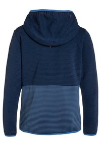 Marinblå huvtröja med ribbad textur, med ett ljusblått horisontellt rand nederst och en dragsko i huvan.