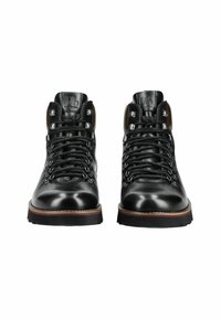 Botas de senderismo de cuero negro con ojales de metal, acentos marrones y suela negra gruesa. Cuenta con un collar acolchado y un logotipo prominente en la lengüeta.