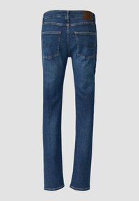 Dunkelblaue Jeans aus Denim mit geradem Schnitt, fünf Taschen und einem braunen Lederfleck am hinteren Bund. Glatte Textur, klassisches Design.