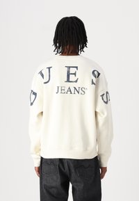 Guess Jeans BACK MACRO LOGO - Felpa - creme