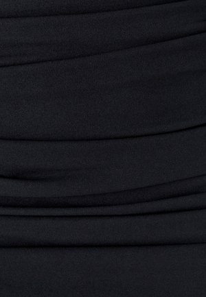 Melnas drapētas audums ar gludu tekstūru, kurā horizontālas kroku līnijas rada dziļumu un dimensiju. Piemērots dažādām apģērba lietojumprogrammām.