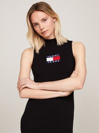 Abito nero a costine senza maniche con un evidente logo ricamato "TOMMY JEANS" con accenti rossi e bianchi nella zona del petto.