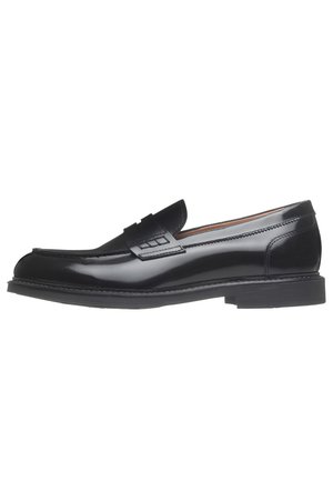 Mocassins en cuir noir avec une finition lisse, un empiècement avant surélevé et des détails de couture. Présentent une semelle en caoutchouc texturée basse pour une meilleure adhérence.