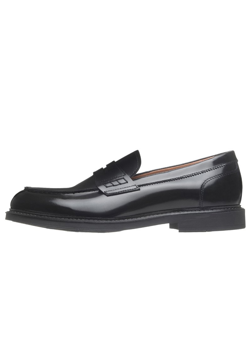 Mocassins en cuir noir avec une finition lisse, un empiècement avant surélevé et des détails de couture. Présentent une semelle en caoutchouc texturée basse pour une meilleure adhérence.