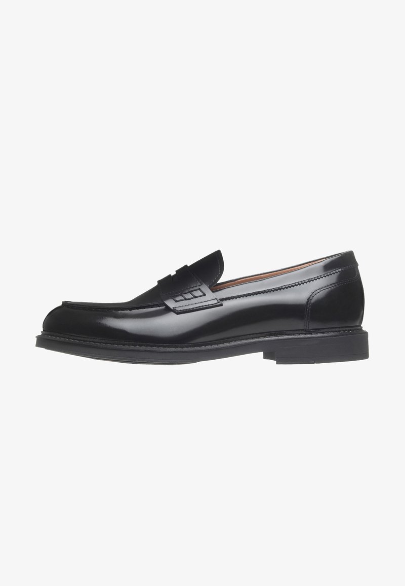 Mocassins en cuir noir avec une finition lisse, un empiècement avant surélevé et des détails de couture. Présentent une semelle en caoutchouc texturée basse pour une meilleure adhérence.
