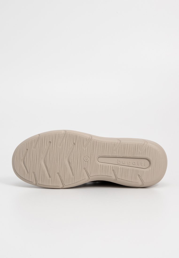 Suela de zapato de goma beige con un patrón texturizado que presenta surcos en zigzag y líneas rectas, marcada con "bugatti" en relieve.