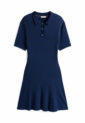 Navyblaues Polokleid mit kurzen Ärmeln, zwei Knöpfen und schwingendem Rock. Aus strukturiertem Stoff mit dezenten Falten am Saum.