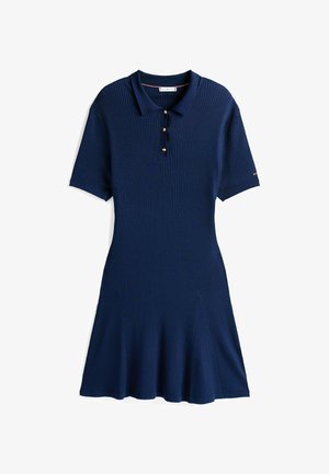 Navyblaues Polokleid mit kurzen Ärmeln, zwei Knöpfen und schwingendem Rock. Aus strukturiertem Stoff mit dezenten Falten am Saum.