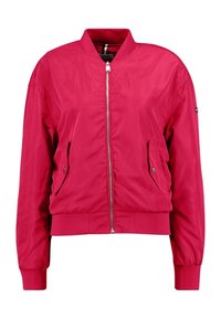 Różowa bomberka wykonana z gładkiego materiału, z ściągaczami na mankietach i na dole, z suwakiem z przodu i dwiema bocznymi kieszeniami.
