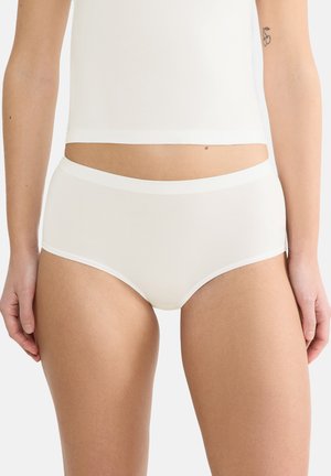 Valkoiset puuvillaiset hipsterit, joissa on saumatön muotoilu ja pehmeä vyötärönauha. Sujuva pinta, minimalistinen tyyli, sopii päivittäiseen käyttöön.