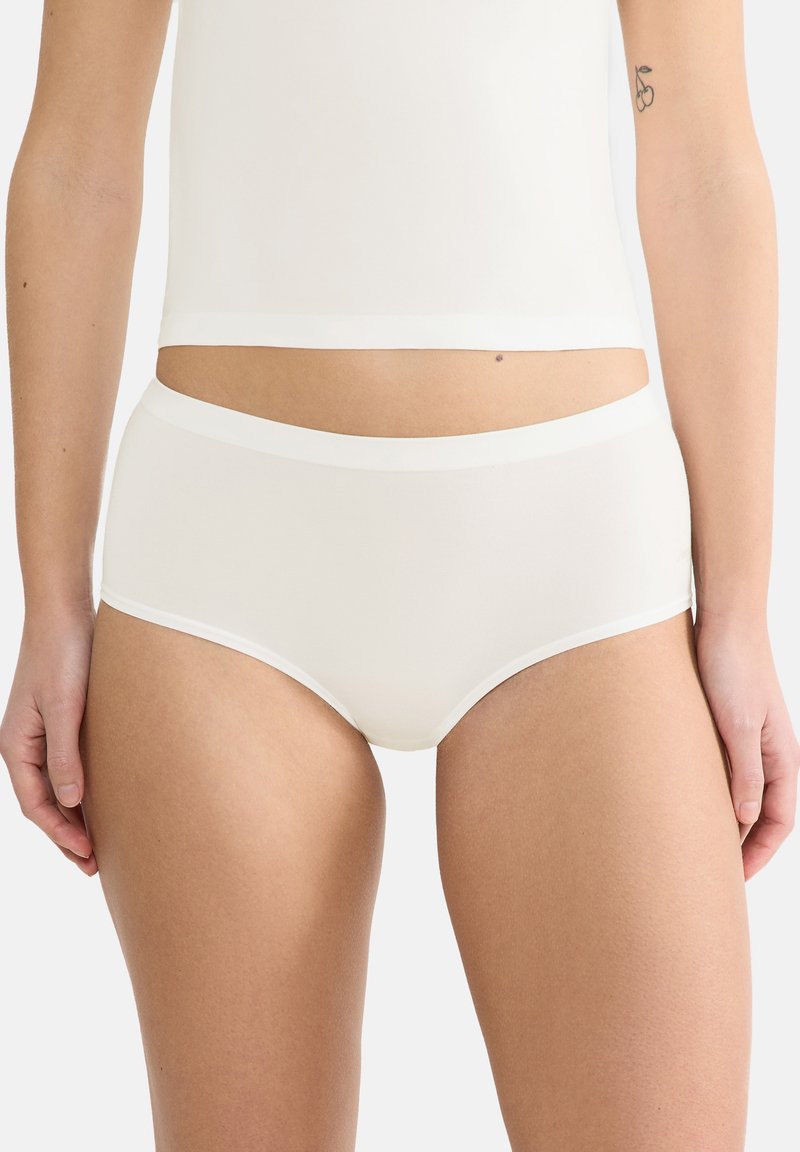 Slip hipster in cotone bianco con design senza cuciture e cintura morbida. Texture liscia, stile minimalista, adatti per l'uso quotidiano.