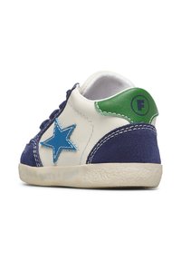 Sneaker blu e bianco con un accento verde. Presenta un design a stella blu, materiale scamosciato, suola in gomma e dettagli di cucitura bianchi.