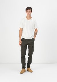 Jack & Jones JPSTACE ARTHUR DOBBY  - Pantalon cargo - beluga