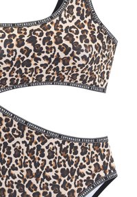 Leopardų rašto liemenėlė ir kelnaitės rinkinys iš minkštos medžiagos, su juodu logotipu ir žemiškomis rudo ir grietinėlės atspalvėmis.