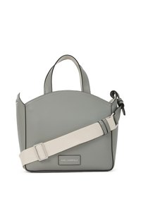 Sac à main en cuir gris avec une forme structurée et arrondie. Dispose de deux poignées supérieures, d'une bandoulière beige amovible et d'une finition noire sur les bords.