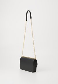 Borsa a spalla in pelle nera con tracolla a catena dorata, forma rettangolare, texture liscia e un leggero dettaglio arrotondato ai lati.