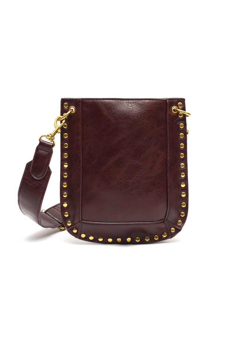 Borsa a tracolla in pelle bordeaux con borchie dorate lungo i bordi, design piatto, angoli arrotondati e tracolla regolabile.