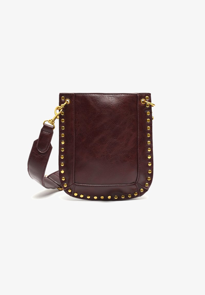 Bordeaux lädercrossbody-väska med guldnitar längs kanterna, platt design, rundade hörn och en justerbar axelrem.