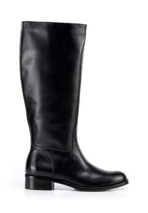 Bota negra de cuero hasta la rodilla con tacón bajo apilado y punta redondeada, vista de perfil derecho sobre fondo blanco.