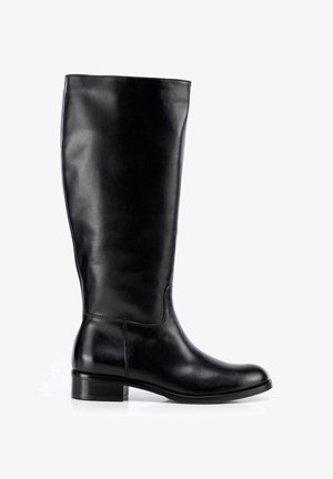 Schwarzer kniehoher Lederstiefel mit niedrigem, gestapeltem Absatz und rundspitziger Zehenpartie, nach rechts zeigend, auf weißem Hintergrund.