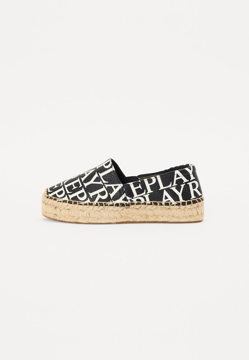 Espadrillas in bianco e nero con tomaia in canvas a motivo, suola in juta e lati elasticizzati per una facile calzata. Il testo presenta lettere grandi e in grassetto.