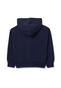 Sudadera azul marino con una textura suave, bolsillo tipo canguro, y puños y dobladillo acanalados. Presenta una capucha con una costura central en la parte posterior.